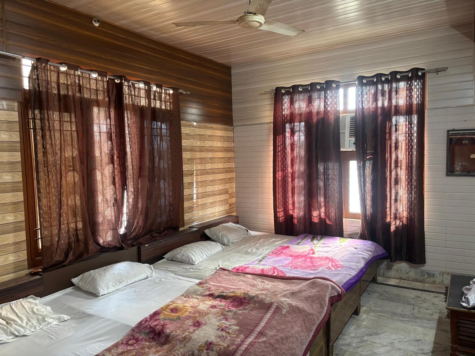 Sgh Guest House Матхура Экстерьер фото